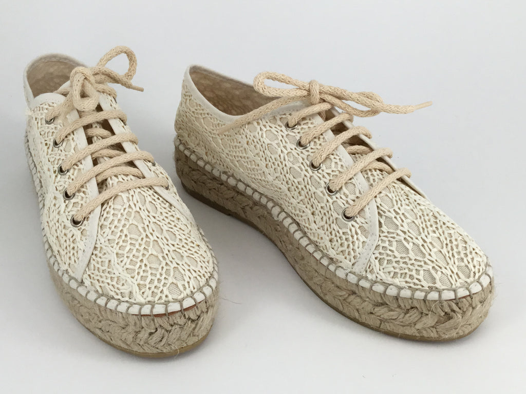Viguera Vargo available in 2 colours
