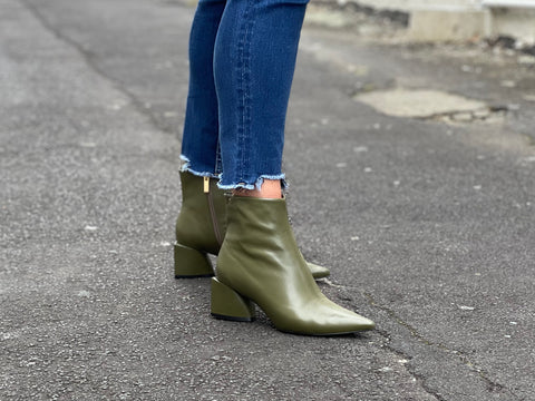 Carrano Betty available in 2 colours