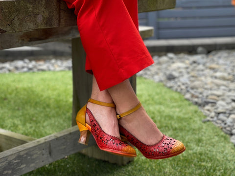 Helium Ciara available in 2 colours